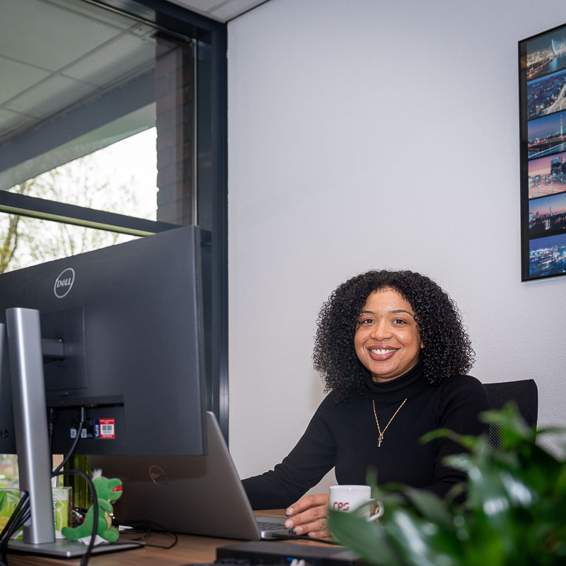 RPS medewerker aan het werk op RPS kantoor in Delft