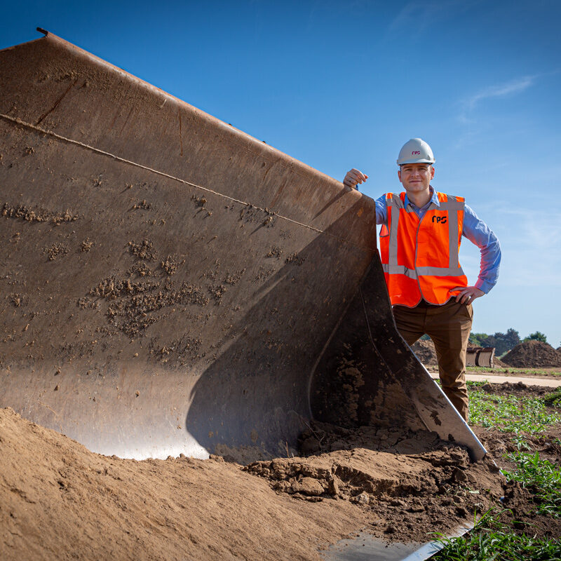 Medewerker bij bak van bulldozer